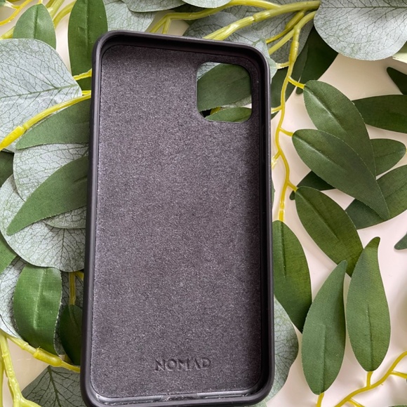 Nomad Rugged Leather Case  iPhone 11 Pro Max - Picture 4 of 10